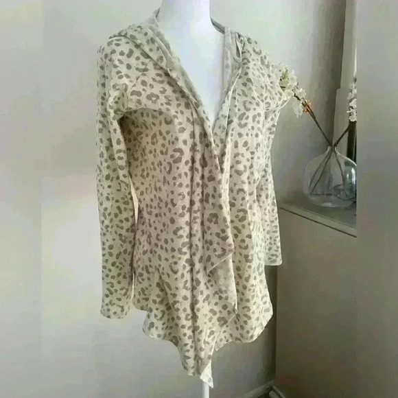 Jaclyn Smith intimates soft cheetah print open cardigan hoodie medium - Picture 1 of 6